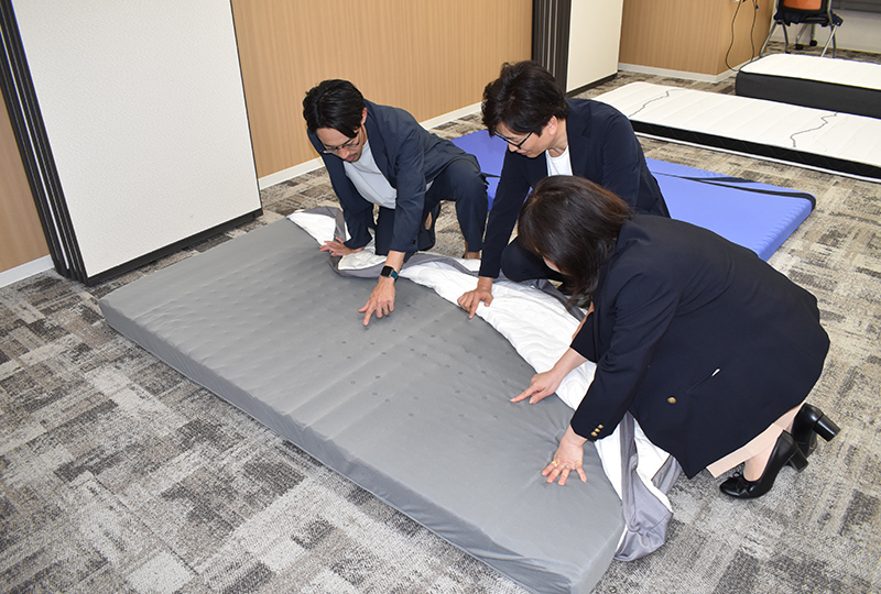 3名が磁気を触っている画像